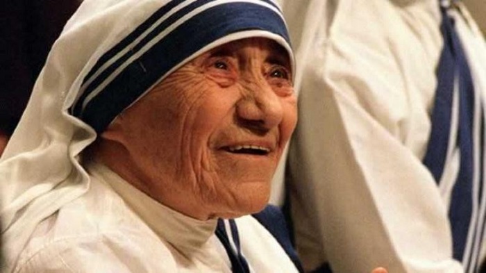 dunyanin-en-sevilen-ve-en-unutulmaz-unluleri-rahibe-teresa.jpg